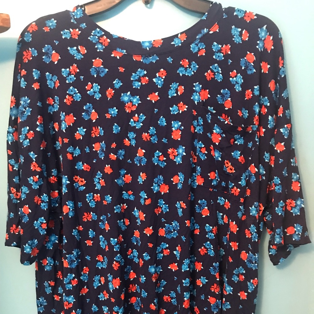 ⭐️NWT! Navy blue shirt with flower design